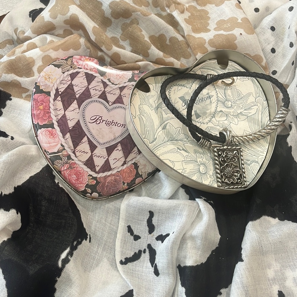 Brighton choker